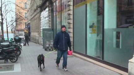 Fabrice Dusset, SDF depuis cinq ans à Lyon, est devenu le héros de son quartier en sauvant un brocanteur pris au piège dans un incendie. Pour le récompenser, les habitants du quartier se sont mobilisés.&nbsp;&nbsp; (CAPTURE D'ÉCRAN FRANCE 3)