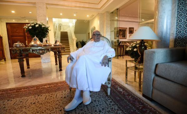 Le président tunisien, Béji Caïd Essebsi, en costume traditionnel en son palais de Carthage, le 25 juillet 2017, à l'occasion du 60e anniversaire de la proclamation de la République tunisienne. (AFP PHOTO / FETHI BELAID)