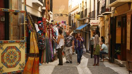 Des touristes dans le centre de Grenade, en Espagne. (YADID LEVY / ROBERT HARDING HERITAGE)