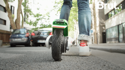 Marre des longues lignes droites sur votre trajet pour vous rendre au bureau ? Des trottinettes électriques pourraient bientôt réduire votre temps de déplacement. Les engins seront en libre-service un peu partout dans la ville de Paris.