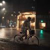 Un cycliste tente de faire fasse à la pluie et au vent dans les rues de Tokyo (Japon), le 9 septembre 2019. (CHARLY TRIBALLEAU / AFP)