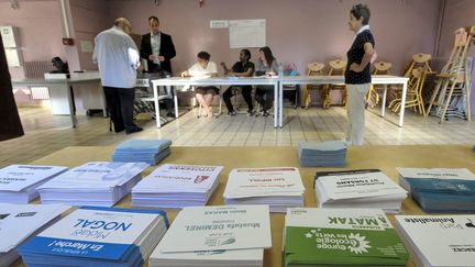 Dans un bureau de vote à Toulouse (Haute-Garonne) lors du premier tour des élections législatives le 11 juin 2017. Illustration (XAVIER DE FENOYL / MAXPPP)