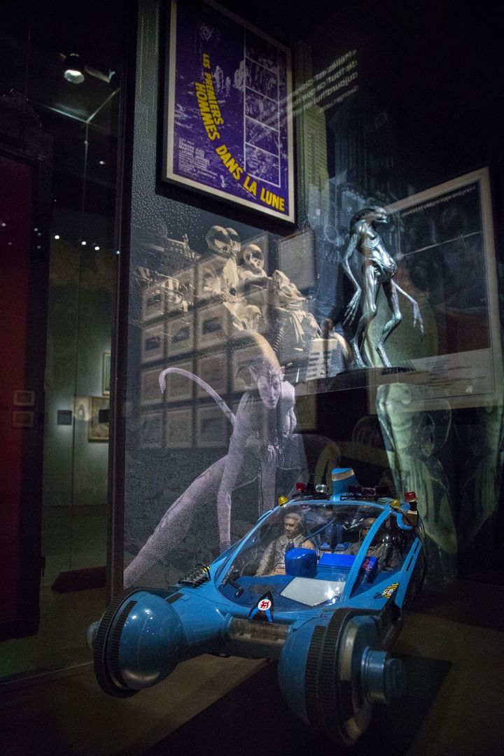 Maquettes et figurines futuristes tirées de réalisations récentes. (LA CINEMATHEQUE FRANCAISE)