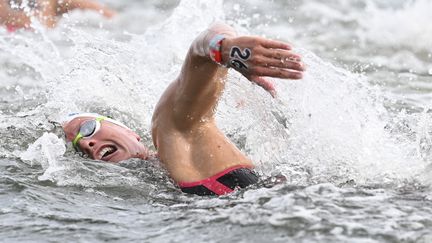 La nageuse française Aurélie Muller lors du 5 kilomètres des Mondiaux de natation, le 18 juillet 2023 à Fukuoka (Japon). (KEMPINAIRE STEPHANE / AFP)