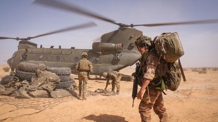 Dans le cadre de l'opération Barkhane, l'armée française survole l'Algérie pour rejoindre le Burkina Faso, le 5 avril 2021. (FRED MARIE / HANS LUCAS / AFP)