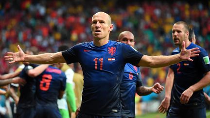 Le joueur n&eacute;erlandais&nbsp;Arjen Robben (au centre) c&eacute;l&egrave;bre un but face &agrave; l'Espagne, lors d'un match de poule de la Coupe du monde de football, &agrave; Rio de Janeiro (Br&eacute;sil), le 13 juin 2014. (DAMIEN MEYER / AFP)