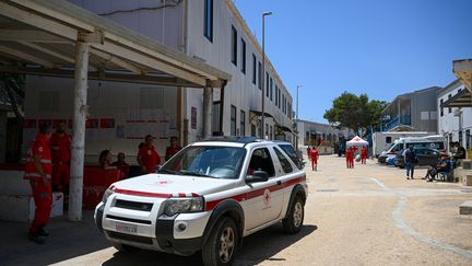 Des volontaires de la Croix-Rouge italienne sur l'île de Lampedusa, le 7 juin 2023. (VINCENZO PINTO / AFP)