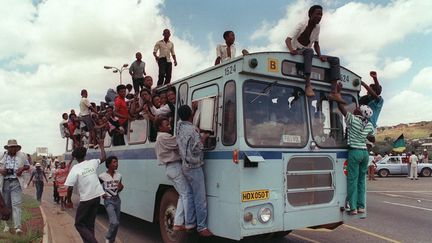 Des habitants de Soweto, près de Johannesburg (Afrique du Sud), sur un bus pour se rendre à un meeting de l'ANC en février 1990. Photo d'illustration (TREVOR SAMSON / AFP)