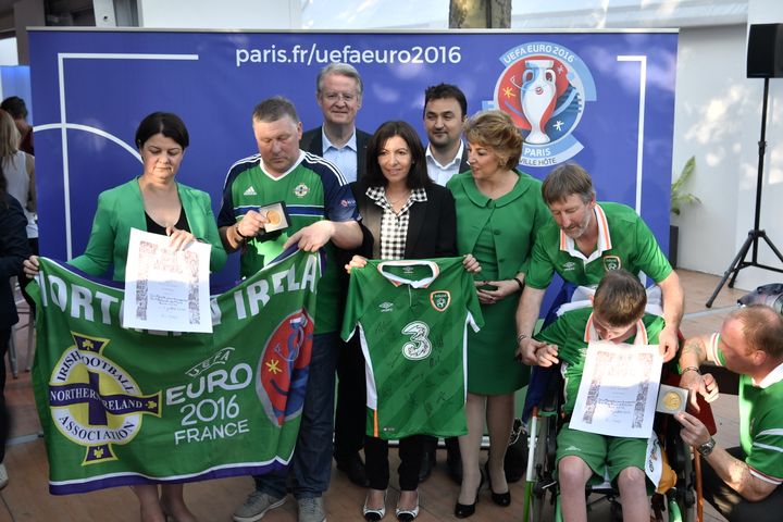 La maire de Paris Anne Hidalgo remet la médaille de la ville de Paris à des représentants des supporters Nord-Irlandais et Irlandais, jeudi 7 juillet 2016, dans la "fan zone" de Paris. (PHILIPPE LOPEZ / AFP)