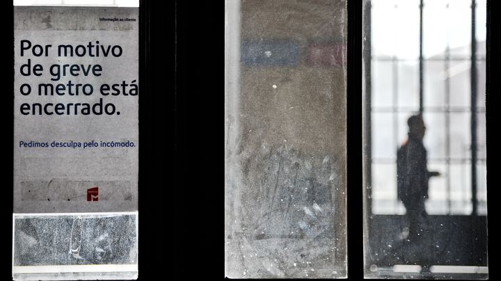 "Le m&eacute;tro est ferm&eacute; &agrave; cause d'une gr&egrave;ve g&eacute;n&eacute;rale" : l'inscription appara&icirc;t dans une station de m&eacute;tro &agrave; Lisbonne (Portugal) le 14 novembre 2012. (PATRICIA DE MELO MOREIRA / AFP)