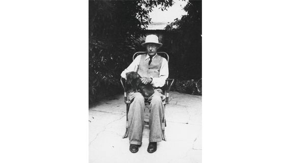 Pierre Bonnard dans le jardin. George Besson, 1942. (ARCHIVES BESSON, BESAN&Ccedil;ON)