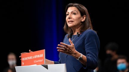 La candidate socialiste à l'élection présidentielle, Anne Hidalgo, le 23 octobre 2021 à Lille. (THOMAS LO PRESTI / AFP)