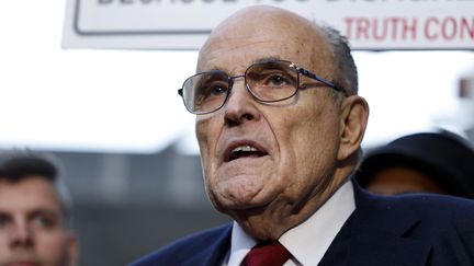 Rudy Giuliani s'adresse à la presse après le verdict dans son procès en diffamation, le 15 décembre 2023, à Washington (Etats-Unis). (ANNA MONEYMAKER / GETTY IMAGES NORTH AMERICA / AFP)