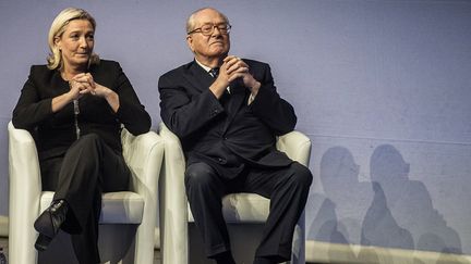 Le pr&eacute;sident d'honneur du FN, Jean-Marie Le Pen,&nbsp;et la pr&eacute;sidente du parti, Marine Le Pen, le 29 novembre 2014, lors du congr&egrave;s du Front national &agrave; Lyon (Rh&ocirc;ne). (JEFF PACHOUD / AFP)