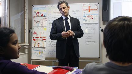 Nicolas Sarkozy, le 28 f&eacute;vrier 2012, dans une &eacute;cole de Montpellier (H&eacute;rault). (PHILIPPE LAURENSON / POOL / AFP PHOTO)