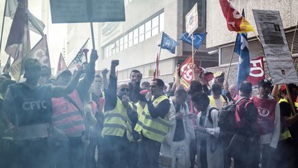 Les salari&eacute;s du groupe pharmaceutique Sanofi manifestent contre les licenciements pr&eacute;vus par leur entreprise, le 25 octobre 2012, &agrave; Lyon (Rh&ocirc;ne). (JEFF PACHOUD / AFP)