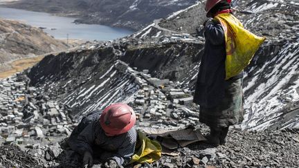 C'est ainsi que les Péruviens appelaient l'or trouvé sur la montagne. A la différence des villes minières qui, généralement, appartiennent à la mine, ici, c'est beaucoup plus «volatile». Les différents petits sites, et pratiquement tous les mineurs sont «artisanaux», pour ne pas dire illégaux. Les propriétaires des multiples mines ont mis en place un système d'exploitation assez particulier, propre à cette région. Les mineurs travaillent un certain nombre de jours «gratuitement», mais les jours restants, le produit de leur travail leur revient intégralement. Cela s'appelle le «cachorreo». La proportion est généralement de 28 jours gratuits pour 2 jours personnels. Mais le chapardage assez généralisé fausse (et allège) un peu la donne. Il n'empêche que ce système à de faux airs de loterie, quand le mineur découvre une grosse pépite le jour où travaille pour lui-même ... (SEBASTIAN CASTAÑEDA / ANADOLU AGENCY)