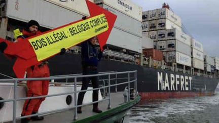 Opération de militants de Greenpeace contre des importations de bois tropical suspect en provenance du Brésil dans le port de Rotterdam, début novembre 2014. (Greenpeace)