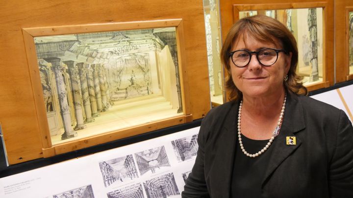 Maria Ida Biggi devant la maquette des décors de théâtre de l'époque.
 (Lorenzo Ciavarini Azzi/Culturebox)