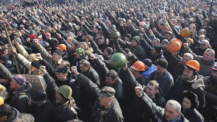 L'annonce de l'arriv&eacute;e de ce grad&eacute; au sein du bastion des opposants, la&nbsp;place de l'Ind&eacute;pendance,&nbsp;a &eacute;t&eacute; accueillie par les vivas de la foule. (OLGA YAKIMOVICH / REUTERS)