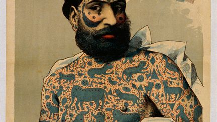 Dès 1830, les tatoués deviennent des phénomènes de foires, et font partie des "sideshows" des cirques américains au même titre que l'homme tronc et la femme à barbe. L'Europe connaît un engouement pour ces performers et le spectacle du corps tatoué y connaît un âge d'or au début du 20e siècle. Affiche du spectacle du "Capitaine Costentenus, tatoué par l'ordre de Yakoob-Beg, chef des Tartares"
 (Fonds Dutailly, Ville de Chaumont)