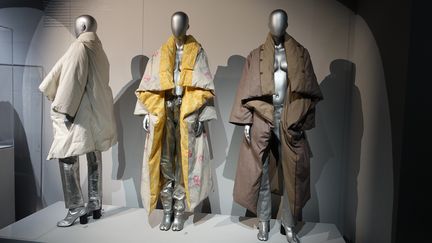 Martin Margiela détourne une véritable couette qu’il transforme en manteau pour sa collection automne-hiver 1999. Cette pièce, aujourd’hui iconique, peut-être habillée de différentes housses de draps fleuris récupérés. Au summum du confort, ce vêtement est un appel au bien-être à la veille du passage à l’an 2000 et des inquiétudes qu’il suscite.
 (Corinne Jeammet)