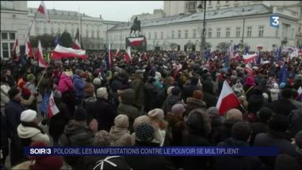 Les Polonais manifestent contre le gouvernement. (FRANCE 3)