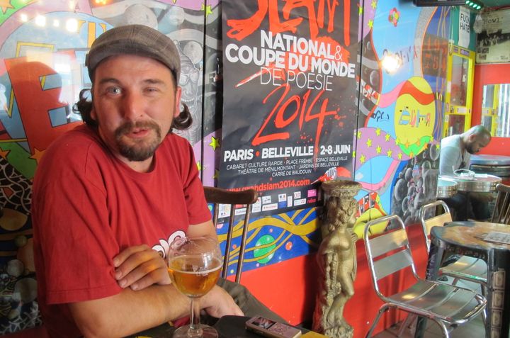 Ypnova, le slameur venu d'Aubagne (Bouches-du-Rh&ocirc;ne), attabl&eacute; dans le Culture rapide, le bar slam de Belleville, &agrave; Paris, le 3 juin 2014. (JEROMINE SANTO GAMMAIRE / FRANCETV INFO)