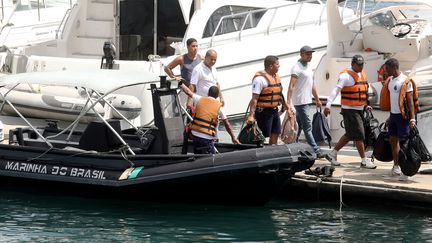 Des militaires de la Marine brésilienne se préparent à venir en aide aux&nbsp;victimes du naufrage d'un ferry survenu&nbsp;dans l'État de Bahia, à Salvador (Brésil), le 24 août 2017.&nbsp; (LUCIO TAVORA / AFP)