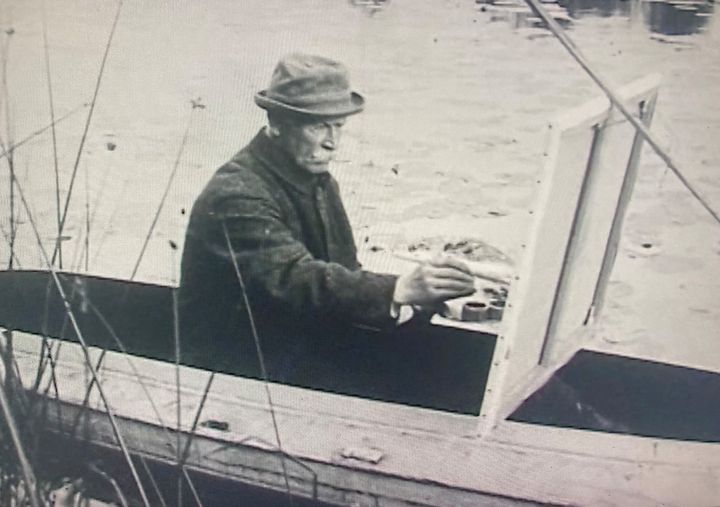 Bruno Liljefors installé dans une barque pour peindre sur le motif (image extraite du film de 1917 présenté dans l'exposition). (VALERIE GAGET / FRANCEINFO CULTURE)