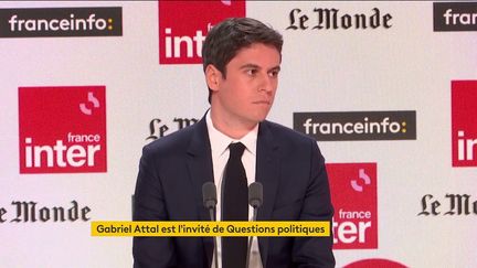 Le porte-parole du gouvernement Gabriel Attal était l'invité de Questions politiques dimanche 27 février 2022. (CAPTURE ECRAN / FRANCEINFO)