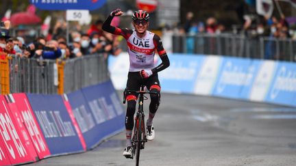 Joe Dombrowski (UAE Emirates) célébrant sa victoire sur la&nbsp;4e étape du Tour d'Italie, mardi 11 mai 2021. (DARIO BELINGHERI / AFP)