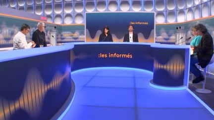 Tous les soirs, les informés débattent de l'actualité autour d'Agathe Lambret et Jean-Rémi Baudot. (FRANCEINFO/RADIOFRANCE)