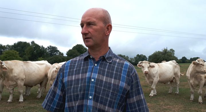 Eric Leveau, 49 ans, éleveur de bovins aux Etilleux, dans le Perche. (BENJAMIN ILLY / RADIO FRANCE)