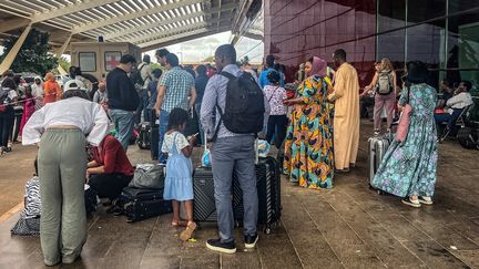 Des citoyens européens patientent à l'aéroport de Niamey (Niger), le 2 août 2023, en attendant d'être évacués après le putsch militaire qui a déstabilisé le pays. (STANISLAS POYET / AFP)