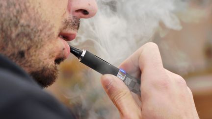 Santé : la cigarette électronique chassée des espaces publics