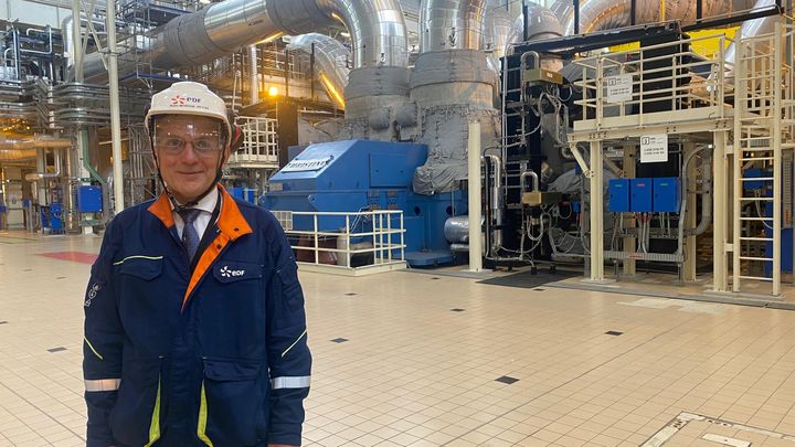 Alain Morvan, le directeur du projet de l’EPR, dans la salle des machines. (LAURIANE DELANOE - FRANCEINFO - RADIO FRANCE)