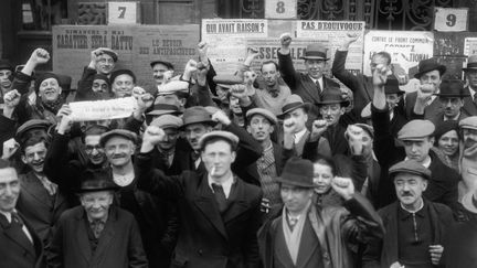 Des militants du Front populaire, en avril 1936. L'alliance entre&nbsp;communistes, radicaux et socialistes remporte les législatives. (GAMMA-KEYSTONE VIA GETTY IMAGES)