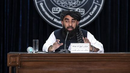 Le porte-parole du gouvernement taliban, Zabihullah Mujahid, lors d'une conférence de presse à Kaboul (Afghanistan), le 3 juillet 2024. (WAKIL KOHSAR / AFP)