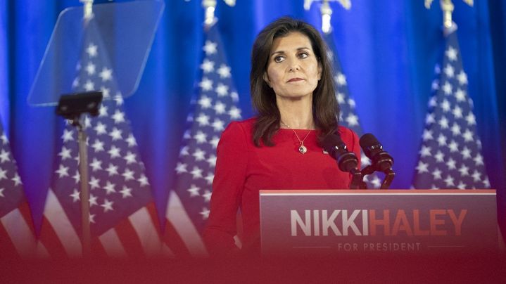 Nikki Haley annonce suspendre sa campagne pour les primaires républicaines, le 6 mars 2024, à Charleston (Caroline du Sud, Etats-Unis). (SEAN RAYFORD / GETTY IMAGES NORTH AMERICA / AFP)