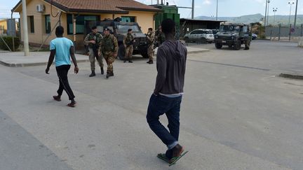 Des migrants pr&egrave;s d'un camp d'accueil pour les demandeurs d'asile, &agrave; Mineo, en Sicile, pr&egrave;s de Catane, mardi 21 avril 2015.&nbsp; (ALBERTO PIZZOLI / AFP)