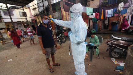 Un homme se fait prendre sa température à Bombay, en Inde, le 28 juin 2020.&nbsp; (HIMANSHU BHATT / NURPHOTO / AFP)