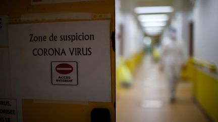 Une pancarte "Zone de suspicion Coronavirus" dans l'unité de soins intensifs de l'hôpital Robert Ballanger, à Aulnay-sous-Bois (Seine-Saint-Denis), le 5 mai 2020. (GONZALO FUENTES / X07238 / REUTERS)