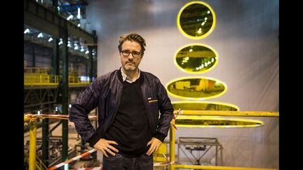 Olafur Eliasson devant une des ses oeuvres à Dnipropetrovsk&quot;
 (S.Illin/V.Pinchuk Foundation)