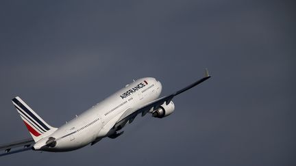 Un Airbus A320 d'Air France décolle de l'aéroport de Roissy-Charles de Gaulle (Val-d'Oise), le 27 octobre 2015. (CHRISTIAN HARTMANN / REUTERS)