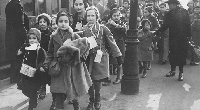 Des enfants Viennois arrivant à Londres avec le Kindertransport
 (Bibliothèque nationale autrichienne)