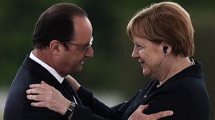 Fran&ccedil;ois Hollande et la chanceli&egrave;re allemande Angela Merkel le 29 mai 2016 &agrave; l'Ossuaire de Douaumont lors des comm&eacute;morations du centenaire de la bataille de Verdun. (FREDERICK FLORIN / AFP)