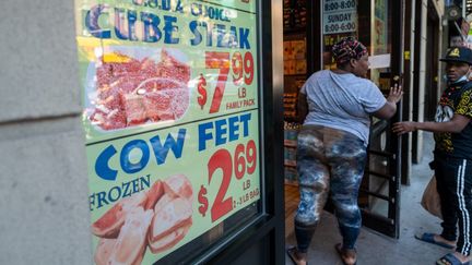 Des Américains à l'entrée d'un magasin à New York, le 15 juin 2022. (SPENCER PLATT / GETTY IMAGES NORTH AMERICA / AFP)