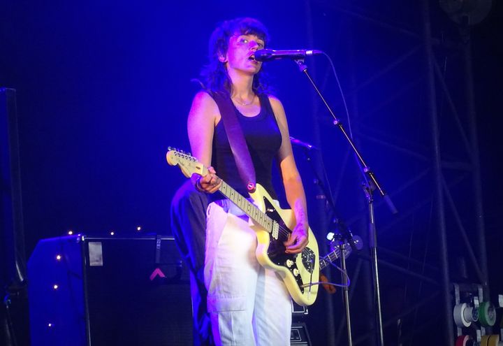 La chanteuse et musicienne Courtney Barnett, le 2 juin 2019 au festival We Love Green. (LAURE NARLIAN / FRANCEINFO CULTURE)