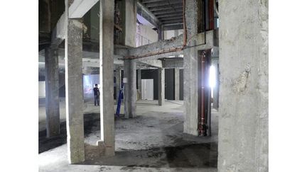 Comme dans la première version, les architectes ont souhaité laissé l&#039;espace en friche. Il ne s&#039;agit pas d&#039;un musée mais d&#039;un centre d&#039;art. On conserve donc le béton brut, sans finitions
 (Photo Valérie Oddos / Culturebox)